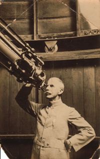McFarlane posing with his telescope in Irvinebank circa 1918